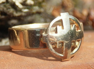 Ring met Zonnekruis en een M, symbool voor de Aartsengel Michal