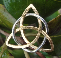 het Trinity symbool, van zuiver goud en zilver, met de cirkle of life