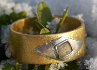 Zuiver gouden ring, met schuine ruitmotief, uitgevoerd in platina en ingelegd met ruwe diamant.