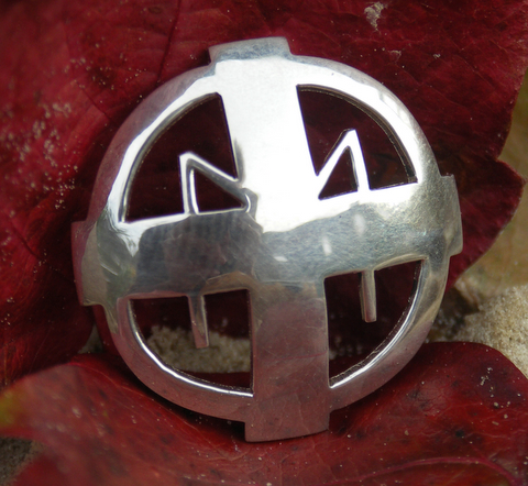 Hanger van zilver met Michaël symbool, het zonnekruis met de letter M erover.