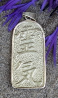 Platte zilveren hanger met het Reiki symbool, het oog bovenaan bevestigd.