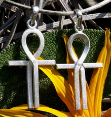 Twee zilveren Ankh hangers