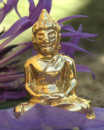 Hanger: zittende Buddha in goud uitgevoerd.