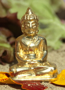 Hanger: kleine geelgouden zittende Buddha