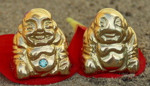 Hangers: twee lachende gouden chinese monniken, één heeft in zijn buik een blauwe briljant.