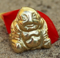 hangertje: gouden lachende monnik