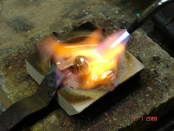 afvalgoud wordt gesmolten met een brander.