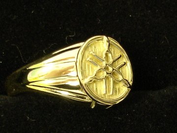Een Yamaha ring gemaakt van oud goud.
