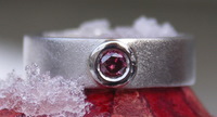 Platina Lemurië ring, met cirkelsymbool, ingelegd met een purple diamant.