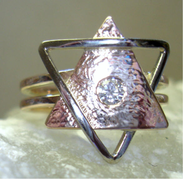 Lemurië ring met dubbele driehoek in platina en gehamerd rood goud, met in het midden een briljant.De ringvorm is een lemniscaat.