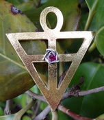 Hanger met symboliek van de Rozenkruisers van zuiver goud, met zilveren roos en een robijn
